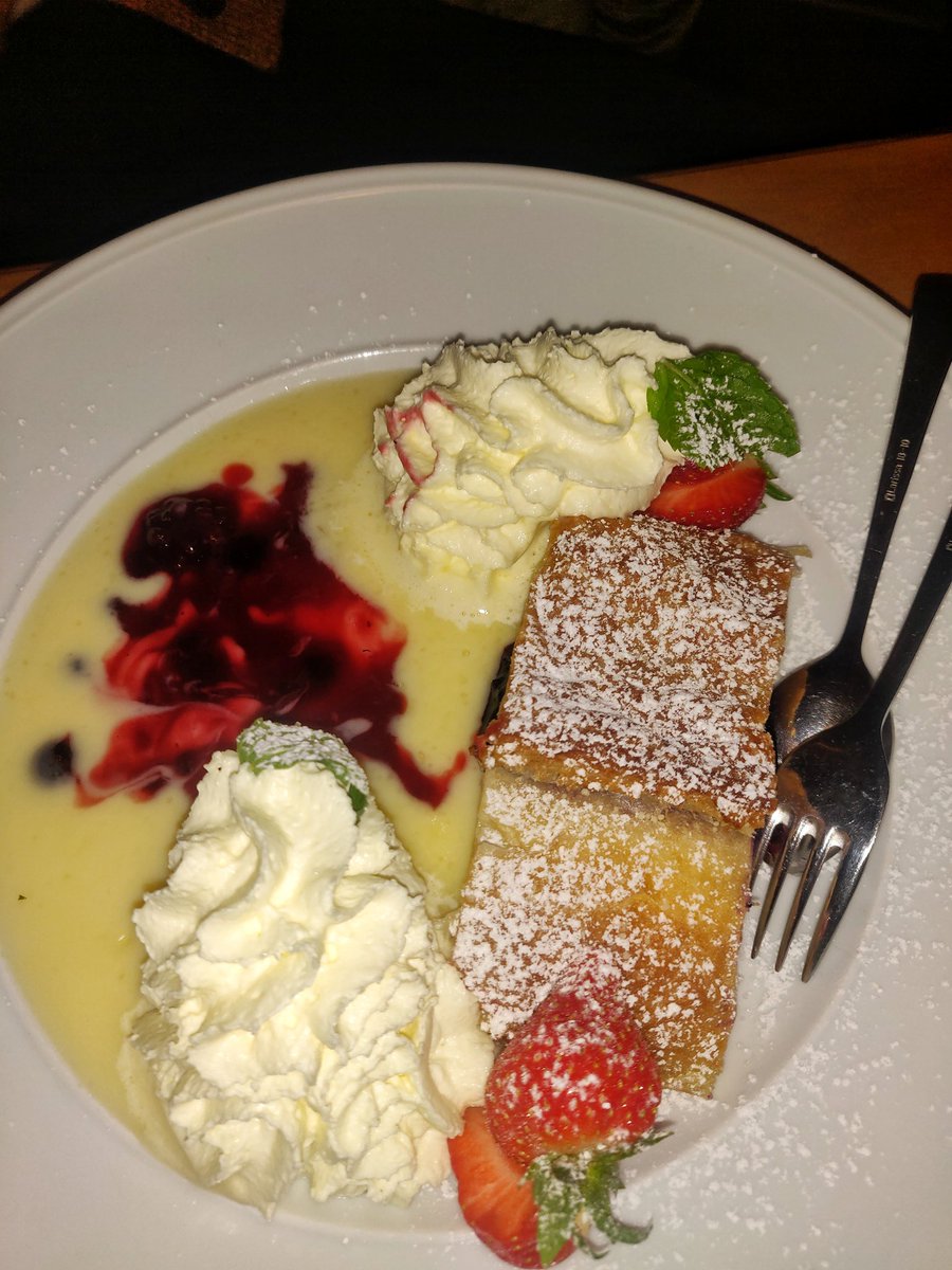 clemmange's tweet photo. miam des strudel 🍎

Bärenwirt
🌞 Traditional Austrian restaurant since 1663
📍 Salzburg, Austria
💰 Dishes from 10€
👉 I recommend getting Semmelknödel to have something really traditional (third picture) as well as the Apfel strudel https://t.co/IZuxqhgygU