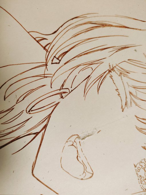 やってもうた～消しゴム中に手が滑って。。紙がまくれた場所がお顔では。。もう無理っす。。この子は色塗り練習台になります、ごめんよ。。 