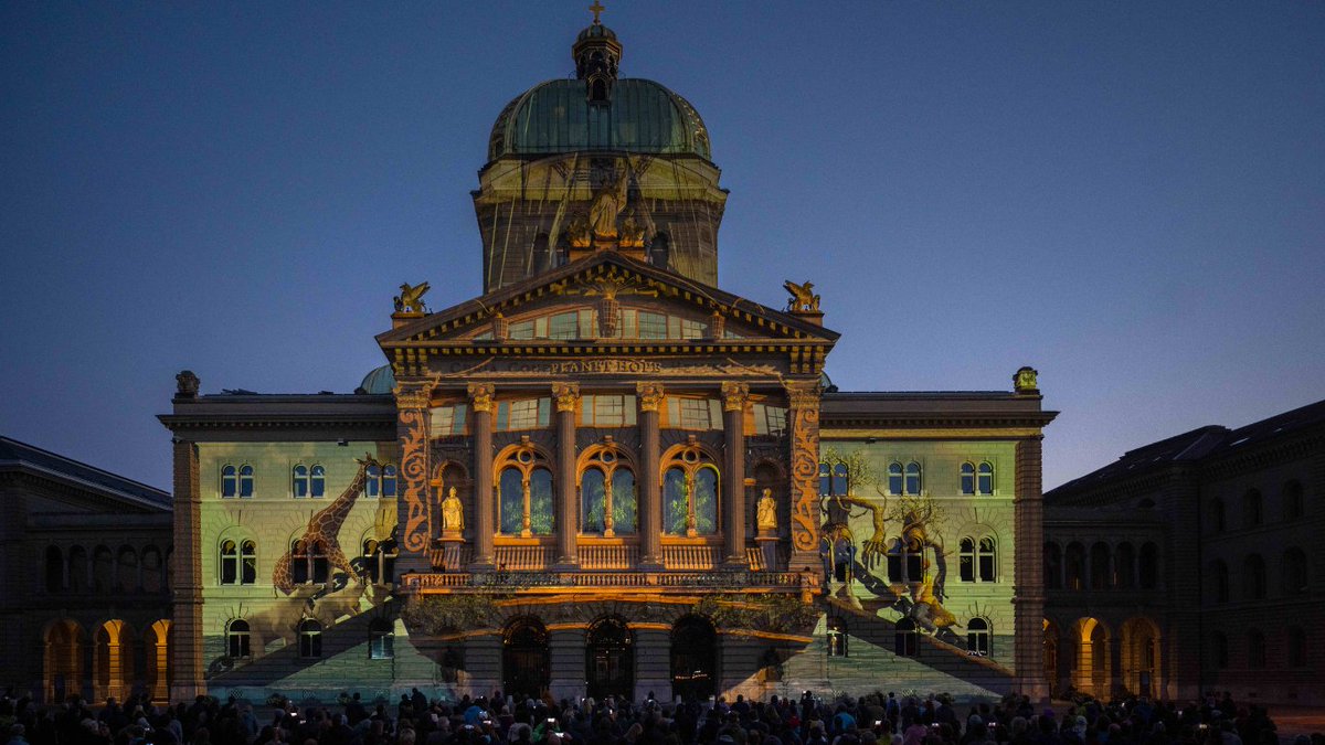 À #Berne, tous les jours du 16.10 au 20 novembre, le Palais fédéral se transforme en un écran géant en plein air ! Cette année « Rendez-Vous Bundesplatz » transformera le bâtiment du Parlement en "Planet Hope" un énorme bateau qui prend la mer comme l'Arche de Noé. Admirez !