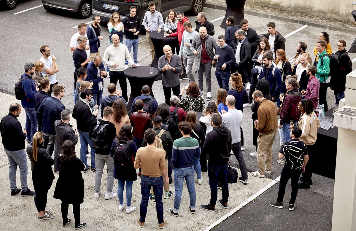 resoneo's tweet photo. Pour la première fois après tant de mois, nous nous sommes enfin réunis : 80 collaborateurs, ça ne rentrait pas dans la photo de groupe ! Lire le thread 🙂👇 #agencedigitale #webmarketing #SEO #Google #insideResoneo https://t.co/NCRXL28fXU
