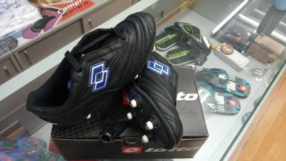 57Pestana's tweet photo. Bota de fútbol de niño, de la marca Lotto.
Taco recambiable.
Números 33, 34, 35.
15 euros. https://t.co/iqindQPVRZ
