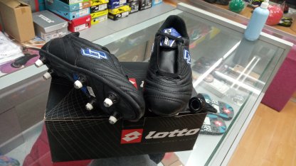 57Pestana's tweet photo. Bota de fútbol de niño, de la marca Lotto.
Taco recambiable.
Números 33, 34, 35.
15 euros. https://t.co/iqindQPVRZ