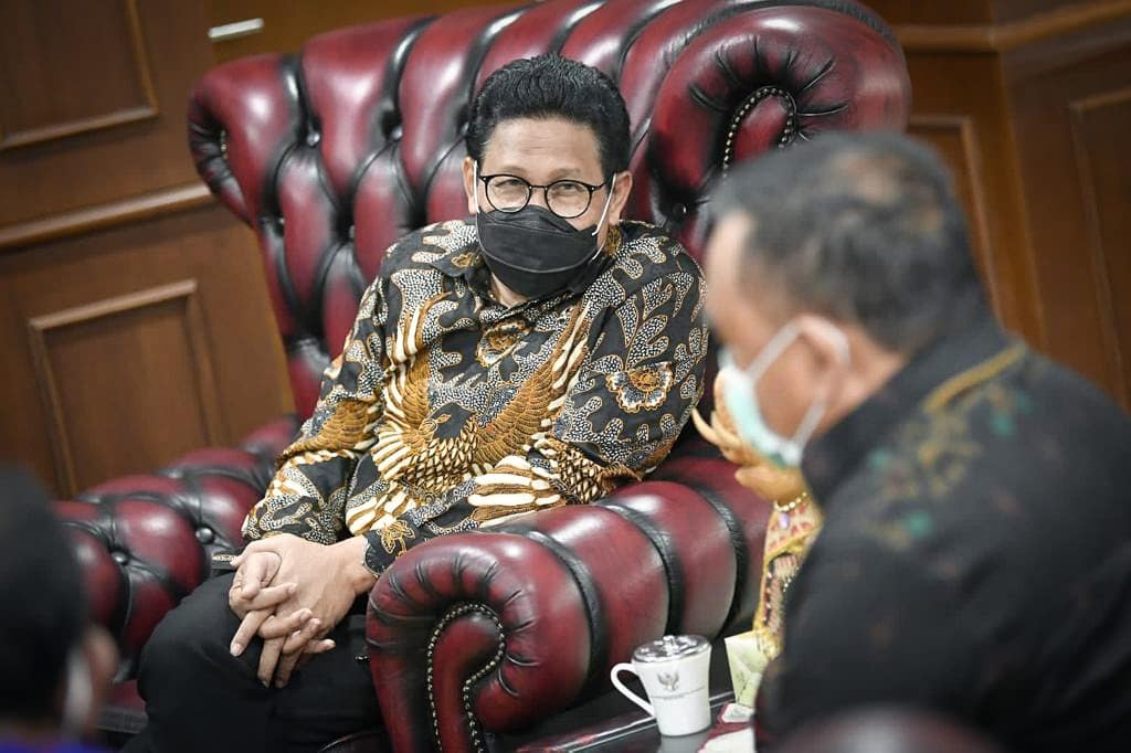 Menerima kunjungan Bupati Jembrana, Bali. Kita diskusi tentang pembangunan desa di Jembrana. Tegas saya sampaikan bahwa kebijakan pembangunan di desa harus berpatokan pada data, bukan keinginan.
