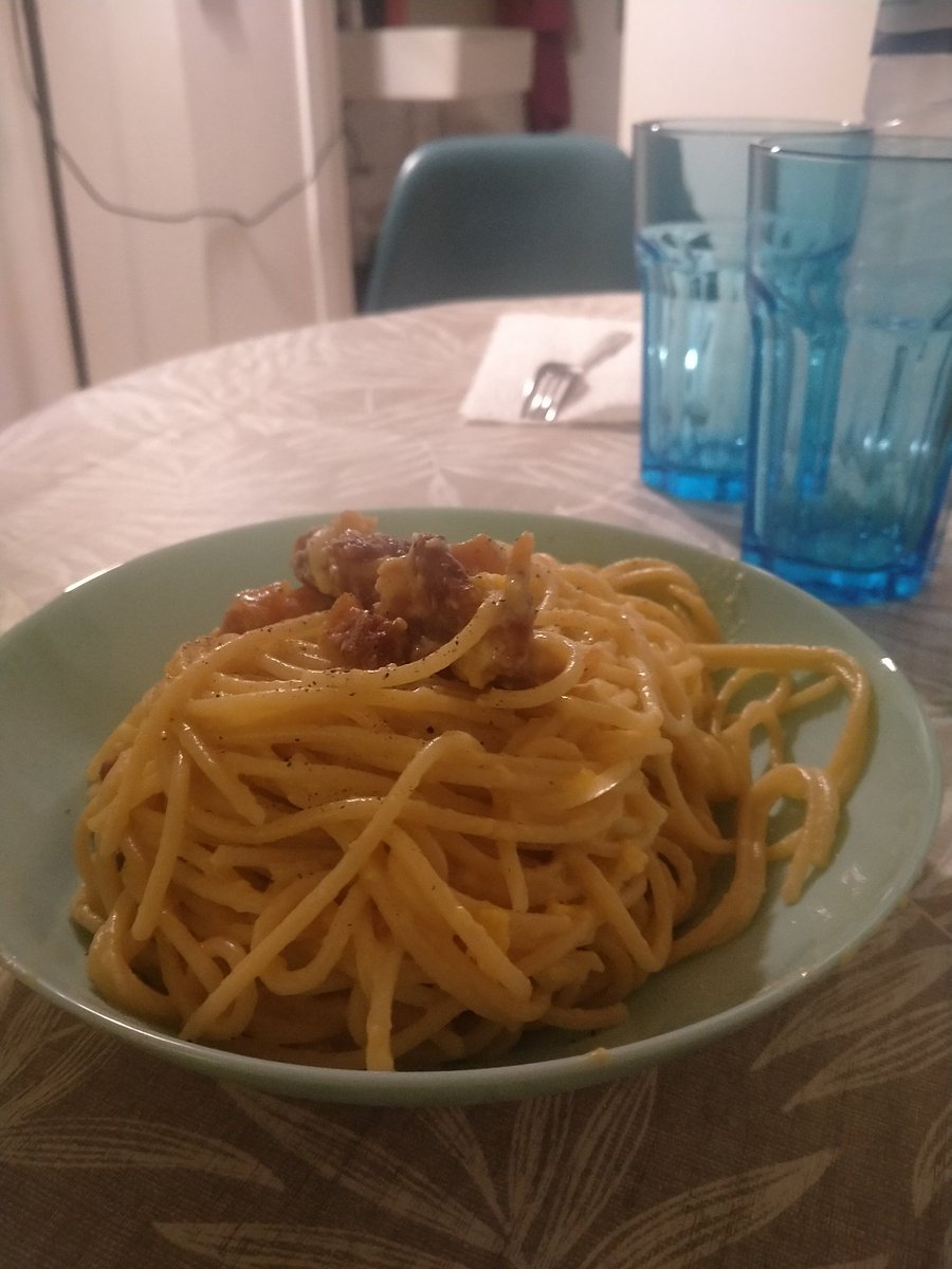 HiSamChacon's tweet photo. Ayer comí una pasta carbonara de una italiana, yo sabía que yo comía la pasta mal pero nunca me imaginé que la comiera TAN mal. 

Esto tan sencillo como se ve en fotos estaba sumame divino, les cuento lo que aprendí. https://t.co/Grf1h6CN61
