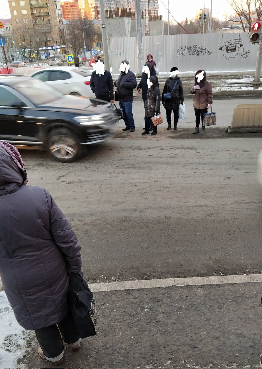 Ershov_Pyotr's tweet photo. На Ново-Садовой/Советской Армии люди устали ждать зелёный сигнал светофора. Регулярно перебегают, рискуя жизнью. Пока ждёшь три трамвая мимо пройдут.#Самара не только для машин, но и для людей. Уменьшите время красного сигнала.@D_Azaroff @SamMobilePriem @DTransporta @gibddsamara https://t.co/36TuHSAFS3