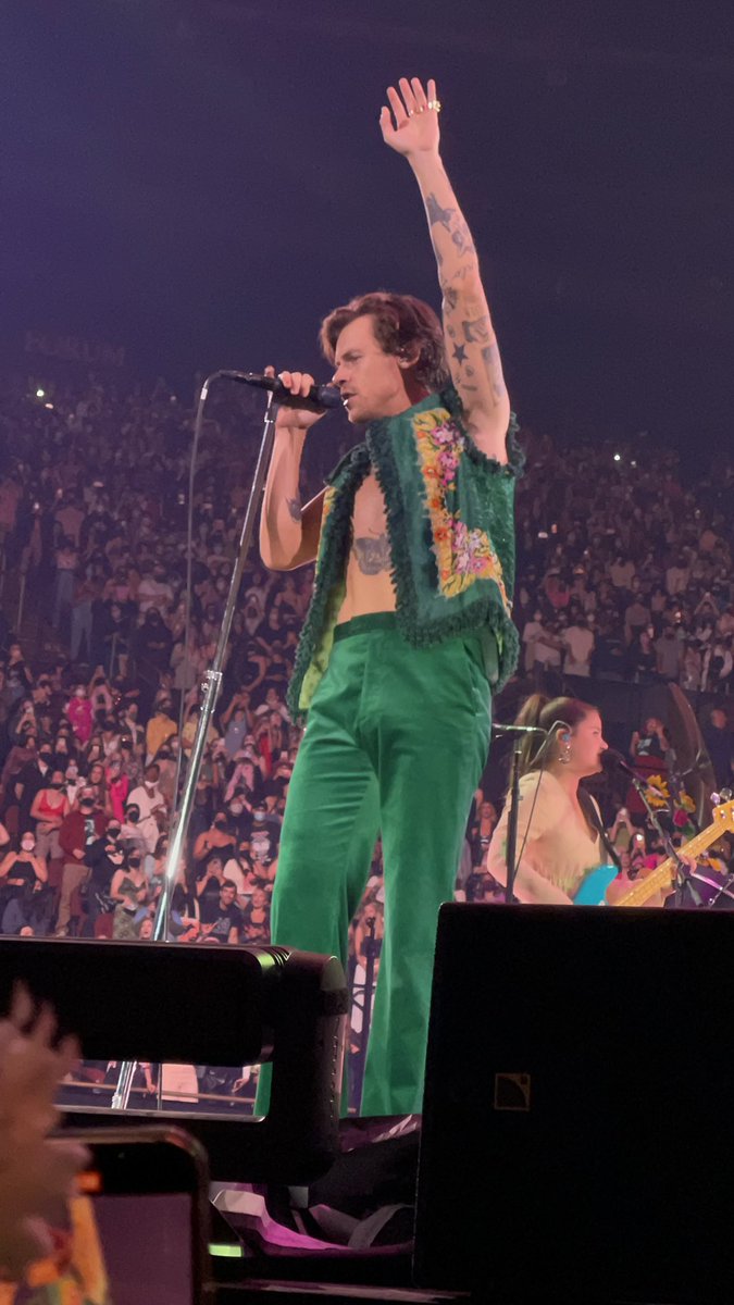 escola ta atrapalhando minha vida de fã, perdi o harry cantando medicine e usando verde pq eu tinha que dormir