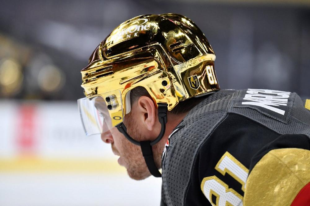 Looking gold. Вегас Голден Найтс шлем. Хоккейный шлем Vegas Golden Knight. Вегас золотые шлемы. Golden Knights золотые шлема.