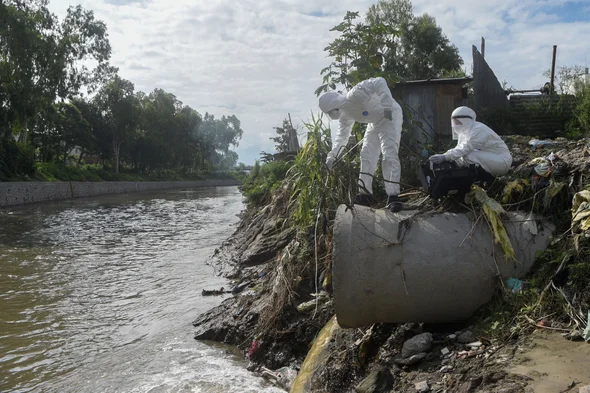 L'examen de 135 000 sites de déversement d'eaux usées humaines montre que 25 sites sont responsable de la moitié de la pollution mondiale en azote et agents pathogènes.

Ces eaux usées contiennent en outre ~40 % d'azote de plus que la pollution agricole.

scientificamerican.com/article/half-o…
