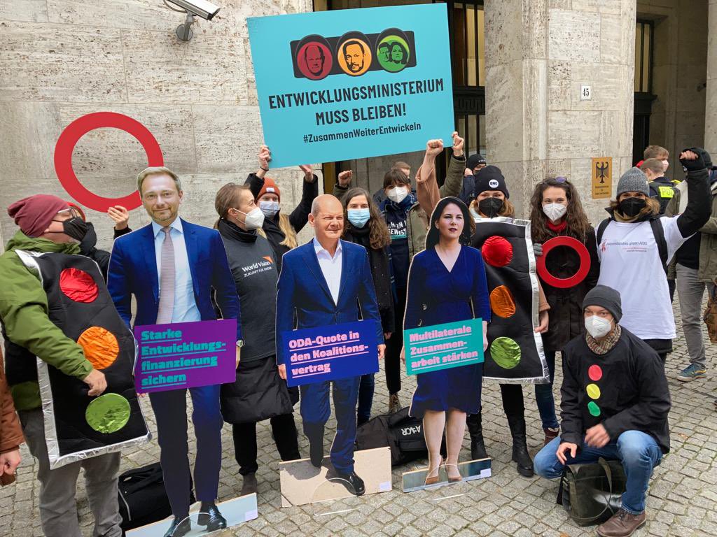 food4transform's tweet photo. German NGOs and #SEWOH partners @Oxfam_DE @WorldVisonDe @Misereor @ONEDeutschland call on🚦coalition parties to continue spending min. 0,7% of German BIP💰for #DevelopmentCooperation🧩, signalling they keep up 'the engagement to fight hunger, illness and poverty' worldwide. #SDG2 https://t.co/Mic1Qa8KrA