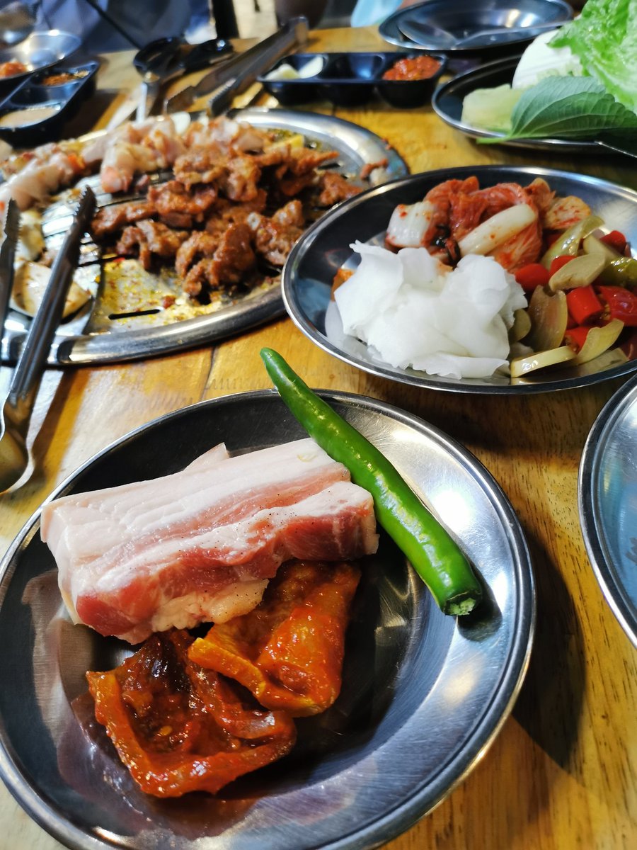 i_Yak_'s tweet photo. สุขใเไหนจะเท่า​กินๆ https://t.co/eOJjyetpLg