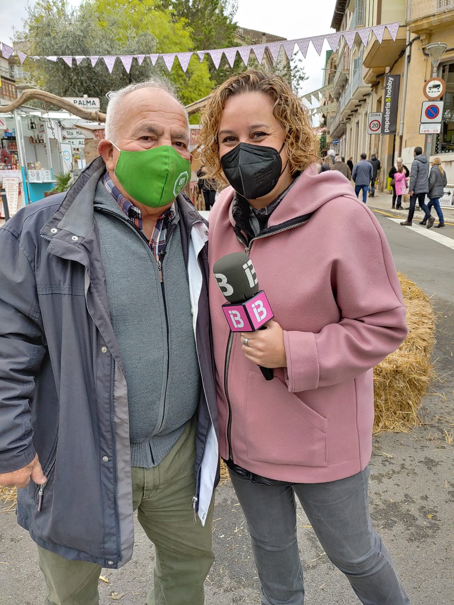 IB3's tweet photo. Els nostres equips al #DijousBo2021🙌

📺@joanamaroto9 ens acostarà a les 11 h les imatges a @ElsDematinsIB3.

📻 També tenim @MagdaEstelrich firant a Inca i preparant l'especial @AldiaIB3 a partir de les 12 h.

I en Toni Ballador registrant l'especial #UepIB3.

📲 #DijousBoIB3 https://t.co/FTKDnkG6m1