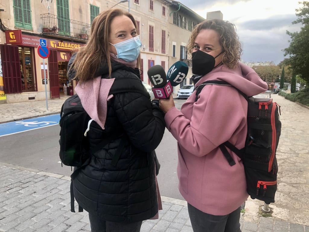 IB3's tweet photo. Els nostres equips al #DijousBo2021🙌

📺@joanamaroto9 ens acostarà a les 11 h les imatges a @ElsDematinsIB3.

📻 També tenim @MagdaEstelrich firant a Inca i preparant l'especial @AldiaIB3 a partir de les 12 h.

I en Toni Ballador registrant l'especial #UepIB3.

📲 #DijousBoIB3 https://t.co/FTKDnkG6m1