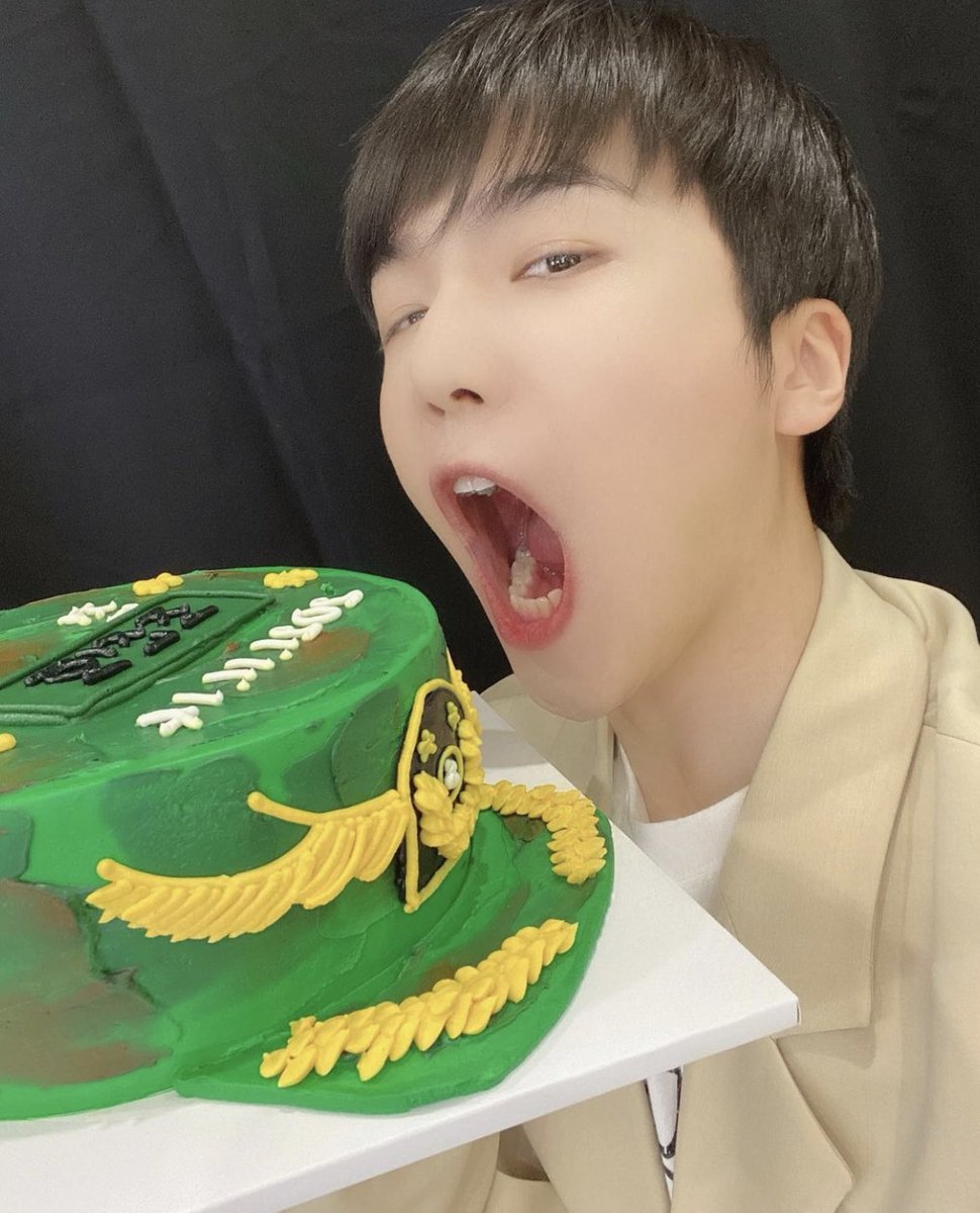 211118 ✰ jinho instagram update

‘students who took the exam, you did well 💙’ and he added a comment ‘ *gasp* first photo is by hongseok 😢 (dont get annoyed)’