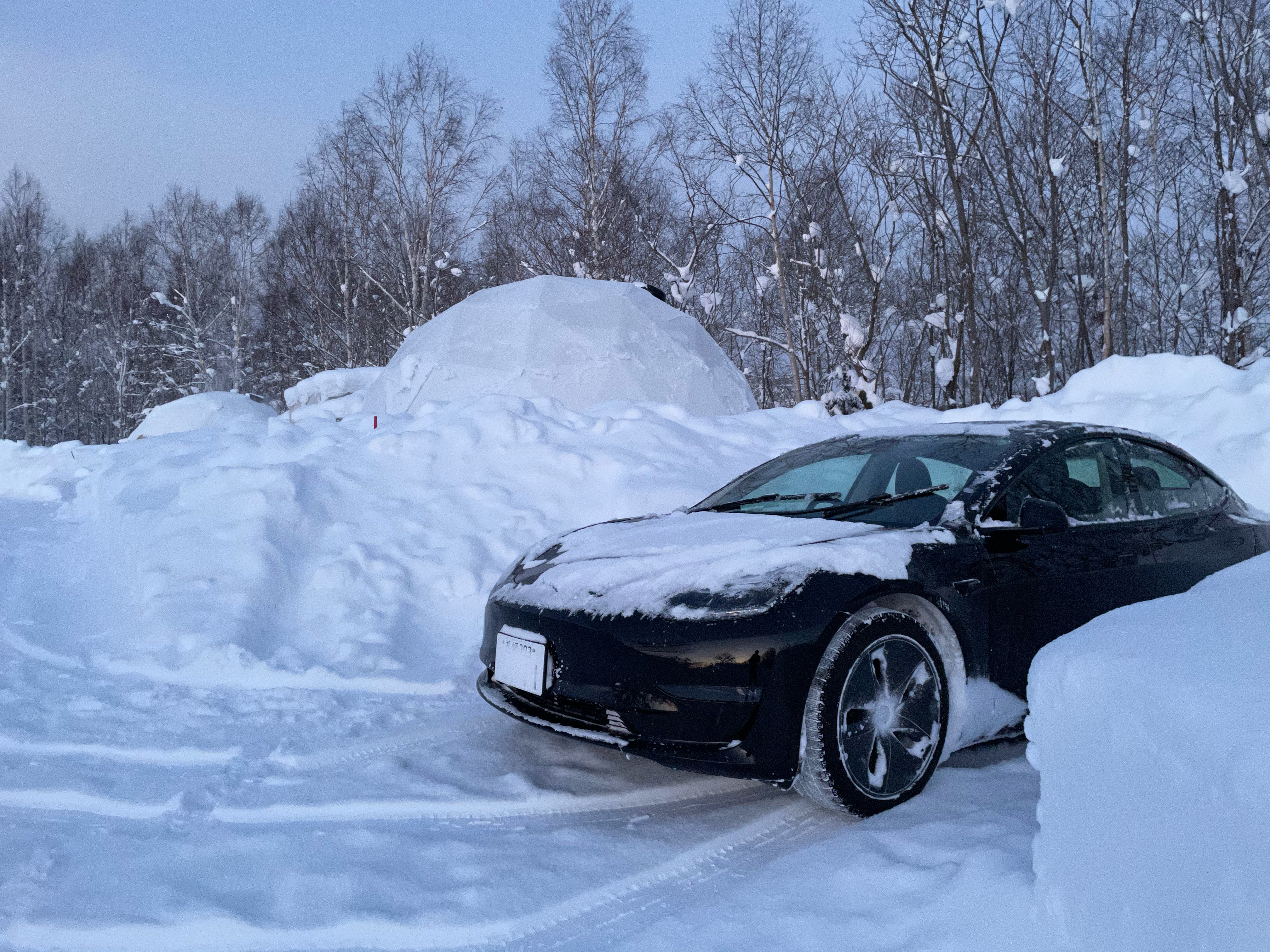 谷地一博 Jafの大雪閉じ込め検証 Acつけたガソリン車は 5時間でガソリン25 減るとのこと 8 うちのモデル3lrは 昨年 10 以下で車中泊した際 5時間エアコン全開 Netflix大音量鑑賞しまくりでバッテリー8 減 大雪の時大丈夫 とよく聞かれます