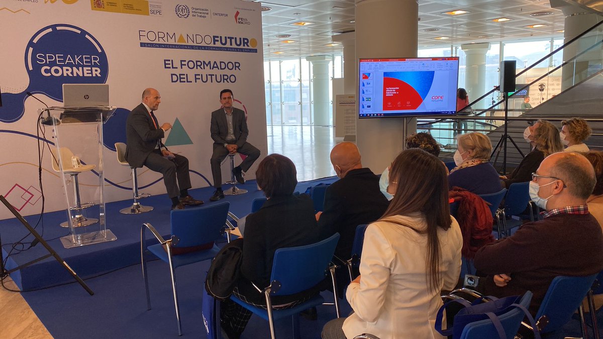 . <a href="/justaran/">José Ignacio Ustaran</a> de <a href="/CoreNetworksSL/">Core Networks</a> junto a <a href="/jrodpas/">Javier Rodríguez</a> de @cftic nos han contado en el speaker corner el formador del futuro, que el reto era construir y transformar cursos cortos en cursos largos que tuvieran la misma calidad. #FormandoFuturo