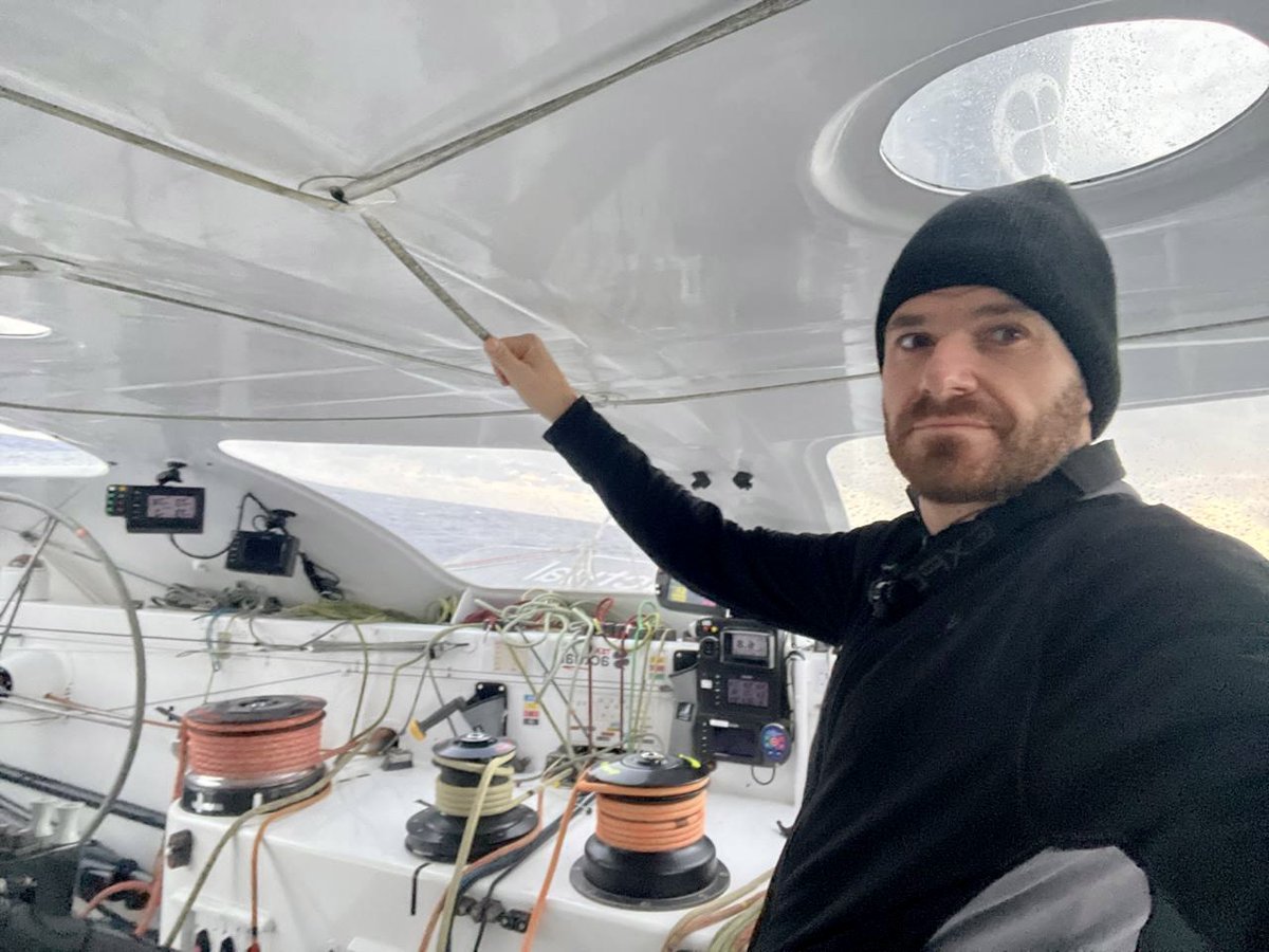 team_actual_'s tweet photo. #TransatJacquesVabre | La température diminue à bord, @_AnthoMarchand ressort le bonnet ! 🥶🔴⚫️ 🏁
#TeamActual | #ActualEnCourse https://t.co/UcoEaPpMxg