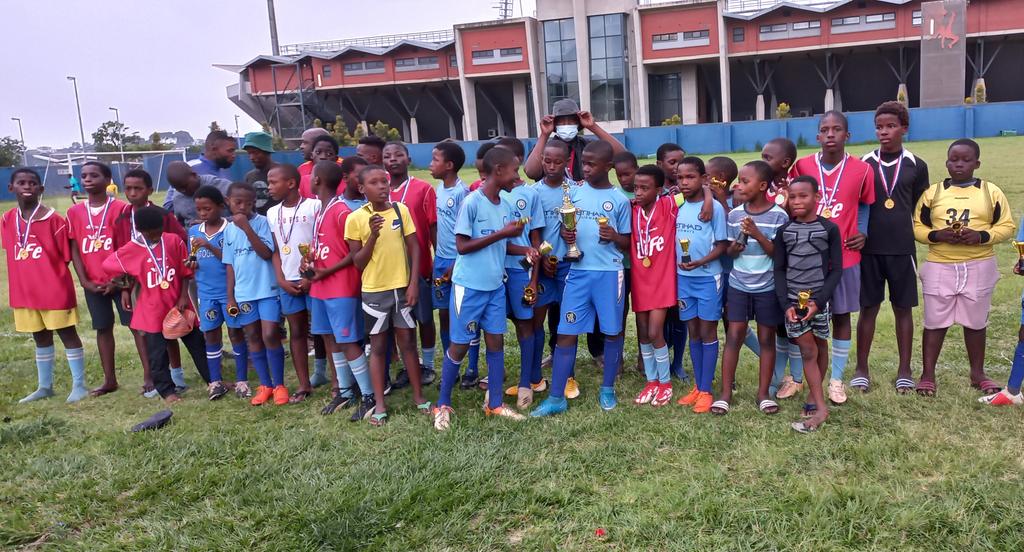 SuperStrikersfc's tweet photo. In partnership with Isibani NPO we have been hosting soccer tournaments for the youth to educate them about Crime,Drugs HiV and Covid 19.
We are desperate for sponsors and donations we have a ladies and under 13 tournament coming up
Please help us if can🙏
#CR17 #FIFA #SAFA NSFAS https://t.co/euu2KQFd2X
