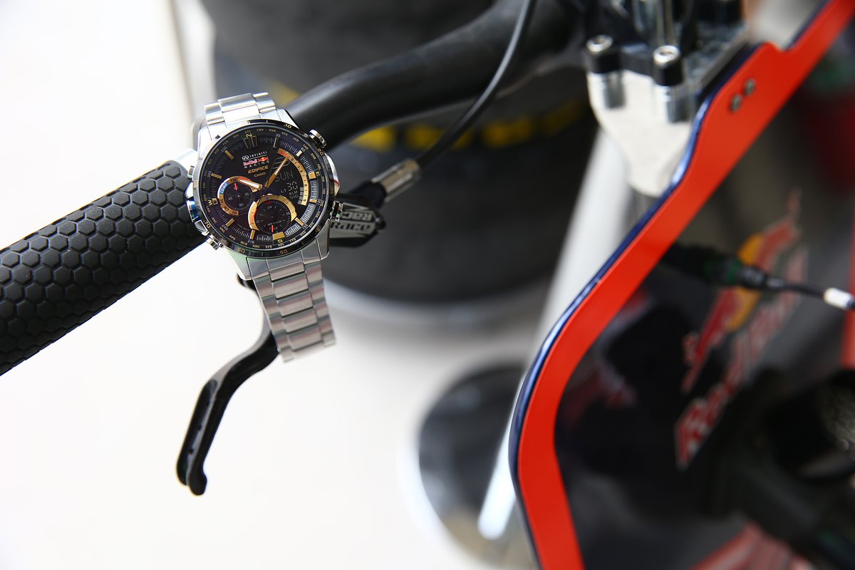 javyscasio's tweet photo. Casio #EDIFICE X Infiniti Red Bull Racing Limited edition #Chronograph
The #ERA300D featuring Casio's popular Neon Illuminator, which employs a built-in black light LED that makes the watch's specially coated lettering and hands glow.
#javys #casio #RedBullRacing #TwinSensor https://t.co/wNqhgSKDRs