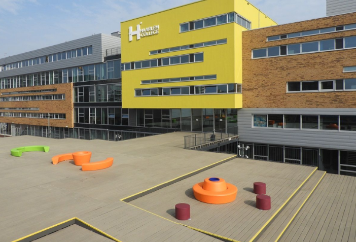StedArch's tweet photo. Een goed ingericht #schoolplein motiveert en inspireert leerlingen tot #beweging. Het heringerichte schoolplein van het Haarlem College is hier een goed voorbeeld van, mede door het opvallende en moderne schoolmeubilair van @Tjincobv. Lees meer:
https://t.co/qgj2nF59FA https://t.co/ky5YrI4BjC