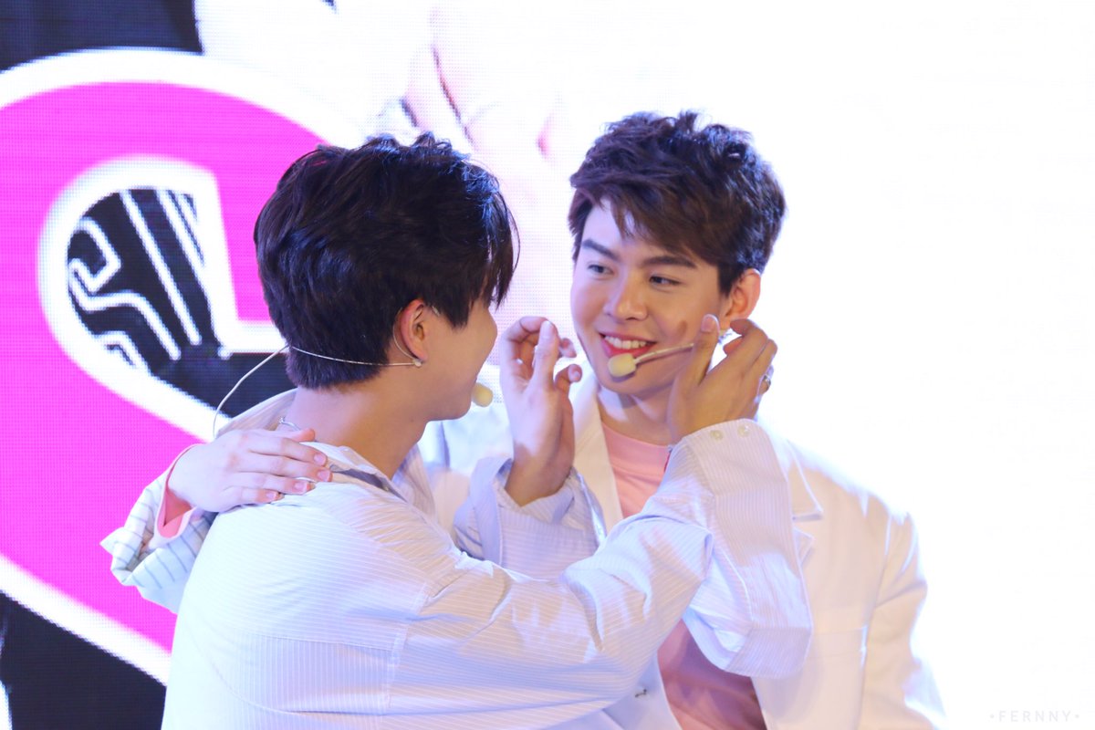 nadddddear's tweet photo. ครบรอบ 3 ปีแล้วคร๊าบ วันนั้นฟีลงานแต่งโครต หวานมาก มองตา จับมือ กอดกัน สลับกันดูแล คิดถึงมากเลยนะคะ 🖤❤️
#PerthSaintMeetGreetFinFunFan https://t.co/41p5eQGpr6