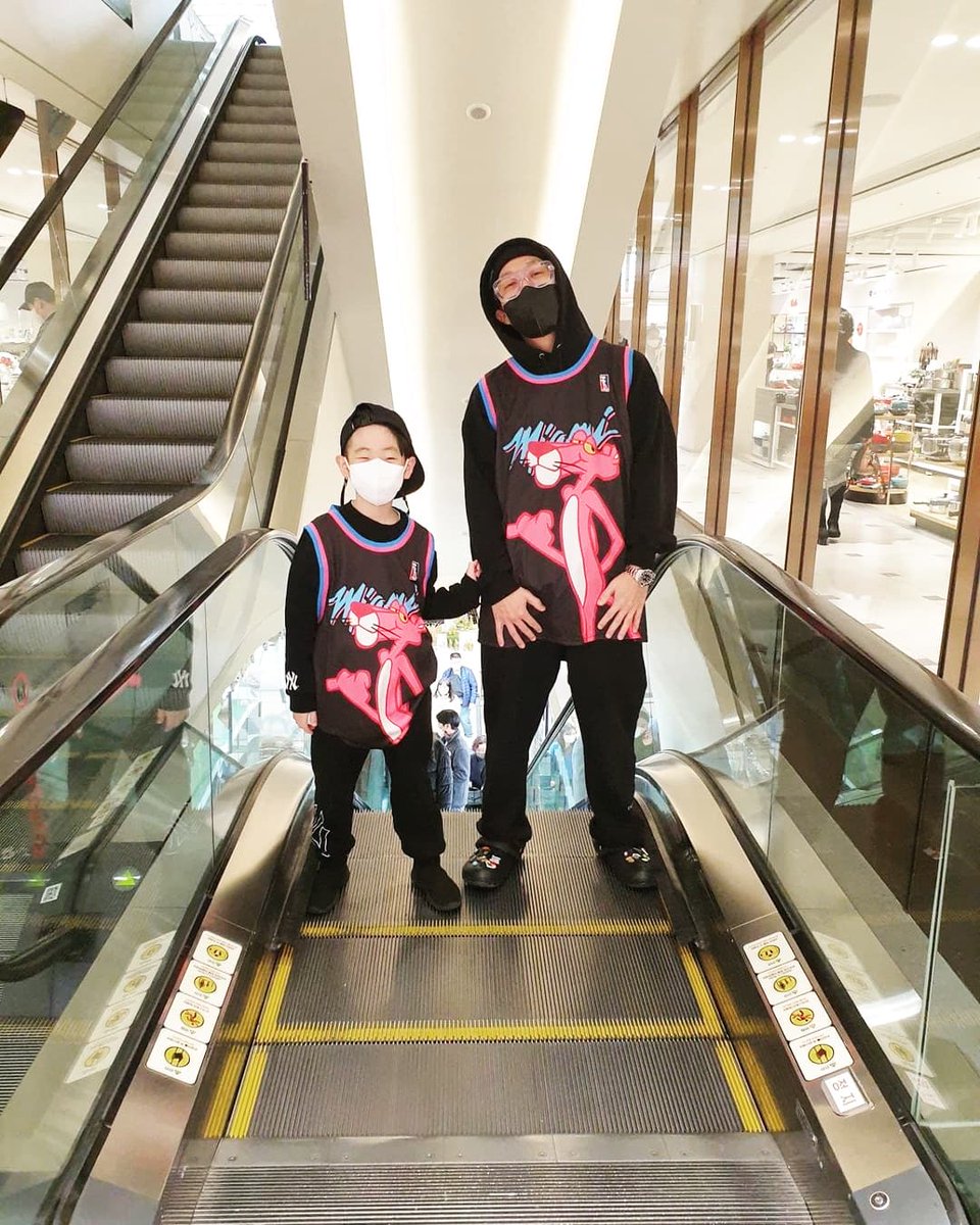 haroroSINGAPORE's tweet photo. [PICS] Handsome father &amp; son😍❤ (1)
#HaDonghoon #HaDream
(📸: @sweetstar0001) https://t.co/6UQINDx97o
