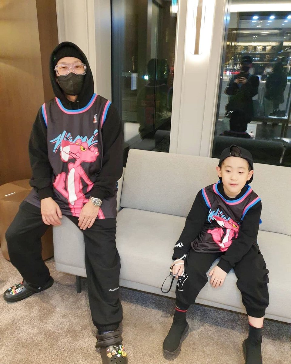 haroroSINGAPORE's tweet photo. [PICS] Handsome father &amp; son😍❤ (1)
#HaDonghoon #HaDream
(📸: @sweetstar0001) https://t.co/6UQINDx97o