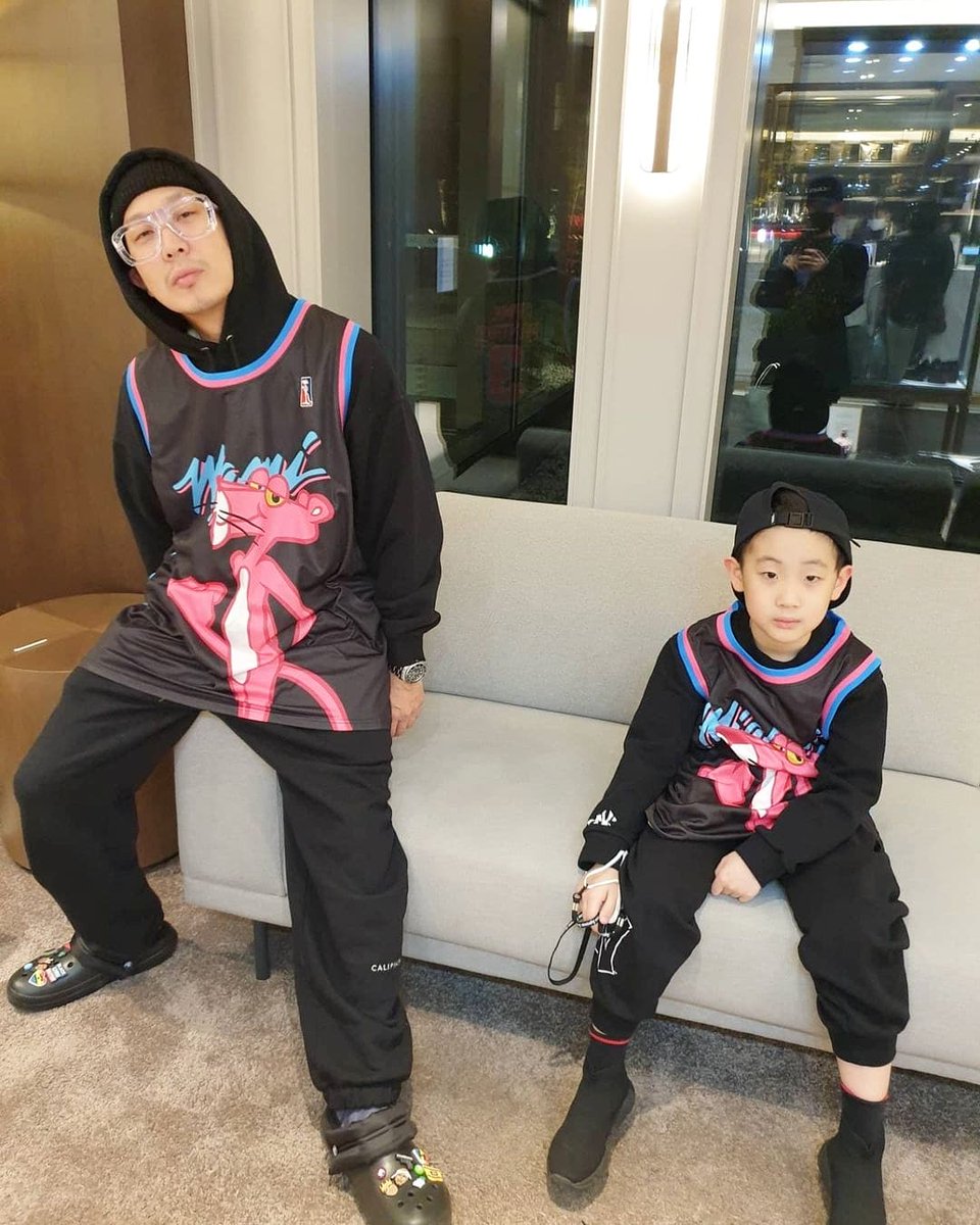 haroroSINGAPORE's tweet photo. [PICS] Handsome father &amp; son😍❤ (1)
#HaDonghoon #HaDream
(📸: @sweetstar0001) https://t.co/6UQINDx97o