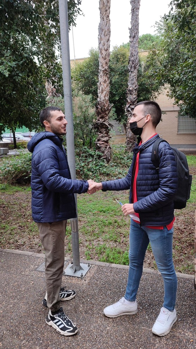 PsoeRmG2's tweet photo. Nuestro candidato saludando a los ciudadanos antes de llegar al debate. #momentodeavanzar #noesunmalmenor https://t.co/6iCpoC3s05