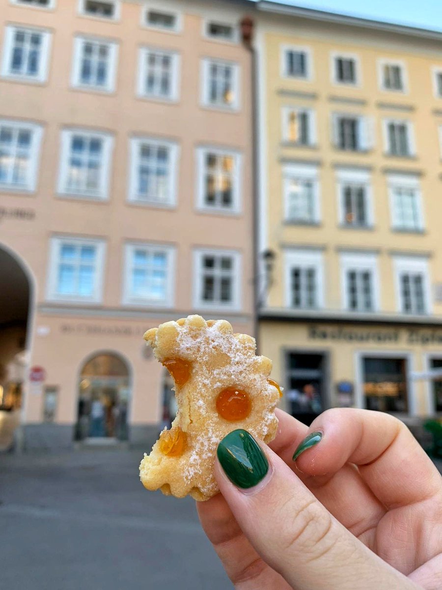 clemmange's tweet photo. miam des gâteaux 🍪

Salzburger Schranne
🌞 Food market 
📍 Salzburg, Austria 
💰 Nice affordable prices 
👉 Try the shortbread cookies as well as traditional Apfel strudel 

#clemmange #austrianfood #austrianmarket #foodmarker #shortbreadcookies #foodsalzburg #salzburgflood https://t.co/ydCxjQnrCE