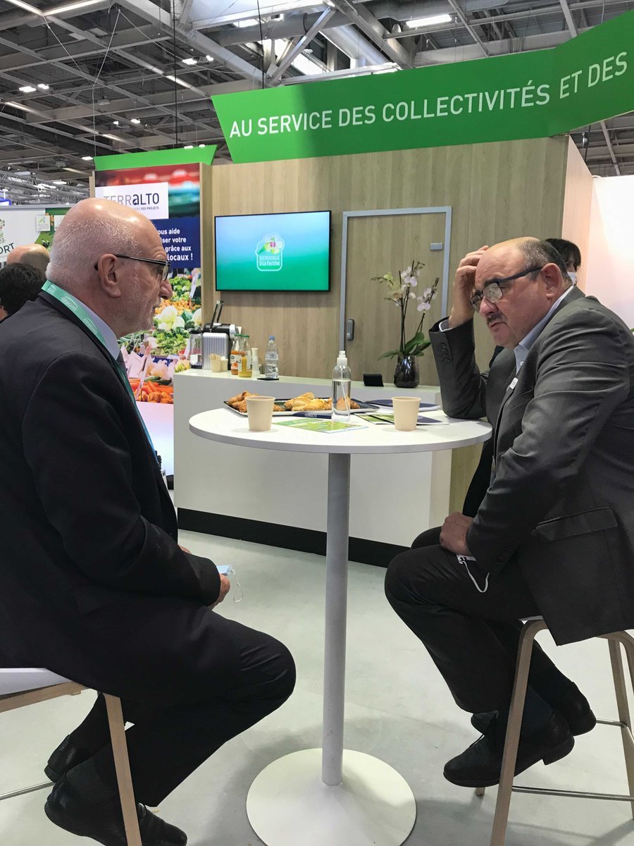 ChambagriFrance's tweet photo. [#SMCL] André Bernard, Pdt #ChambAgri Vaucluse en discussion avec le Sénateur de la Dordogne @MerillouSerge ➡️l’accès à l’#eau est vital pour le maintien de l’activité agricole dans certains territoires, il est urgent d’accélérer sur les projets de stockage en cours ! https://t.co/KCMzkO3xBi
