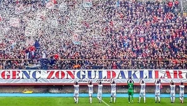 📸 Tarih'te Bugün; 18 Kasım 2014!

Spor Toto 3.Lig 1.Grup'ta mücadele ettiğimiz 2014/2015 sezonu ilk 9'uncu haftası itibarıyla, resmi verilere göre, 9562 kişilik seyirci ortalaması yakaladık ve 8632 kişilik seyirci ortalaması olan Süper Lig'i geride bıraktık.

#Zonguldakspor ⚒