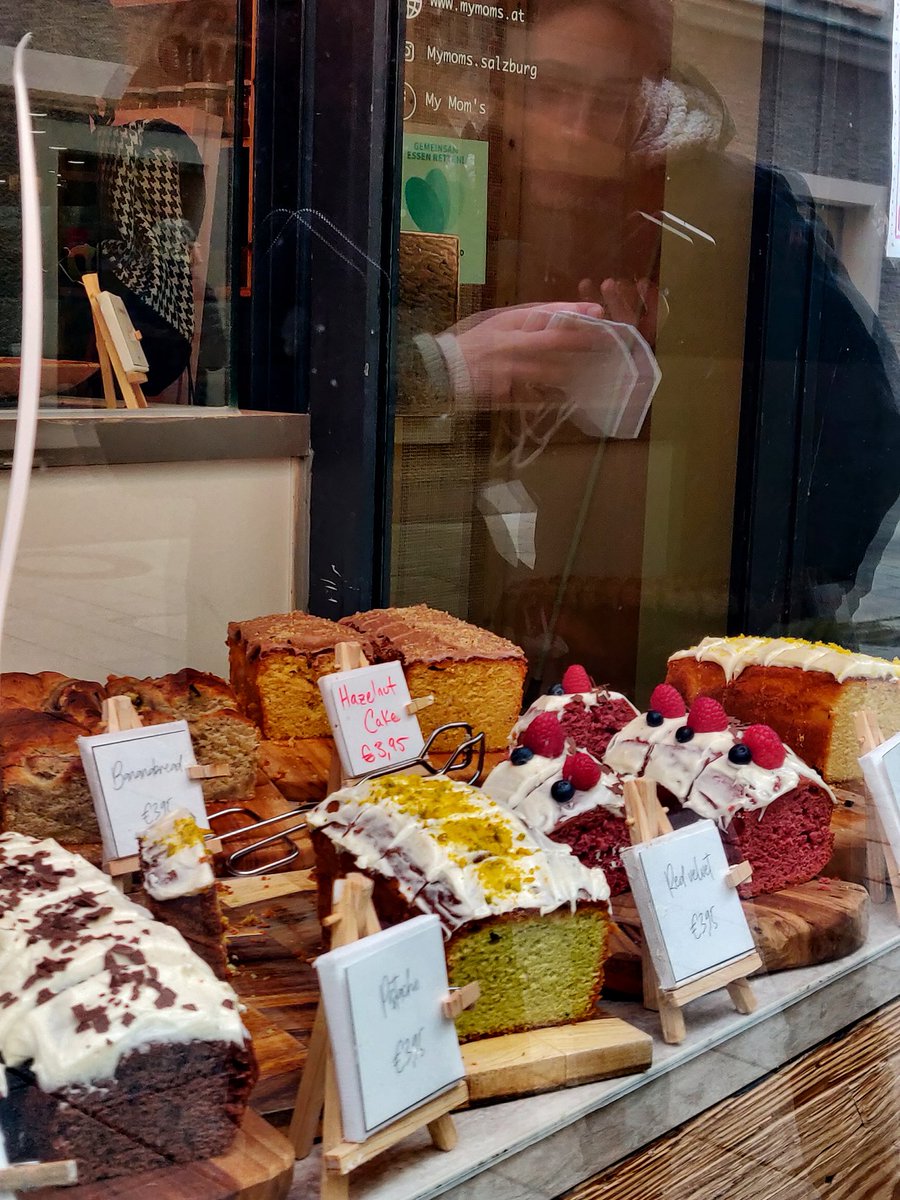 clemmange's tweet photo. miam des gâteaux 🍰

My Mom's
🌞 Cakes and cookies 
📍 Salzburg, Austria 
💰 Each cake around 3/4€
👉 I recommend the lemon and carrot cake, both were sooo good

#clemmange #austrianfood #cuteplace #salzburg #foodsalzburg #cakesalzburg #mymoms #food #foodlover https://t.co/kAmvgpfCyW