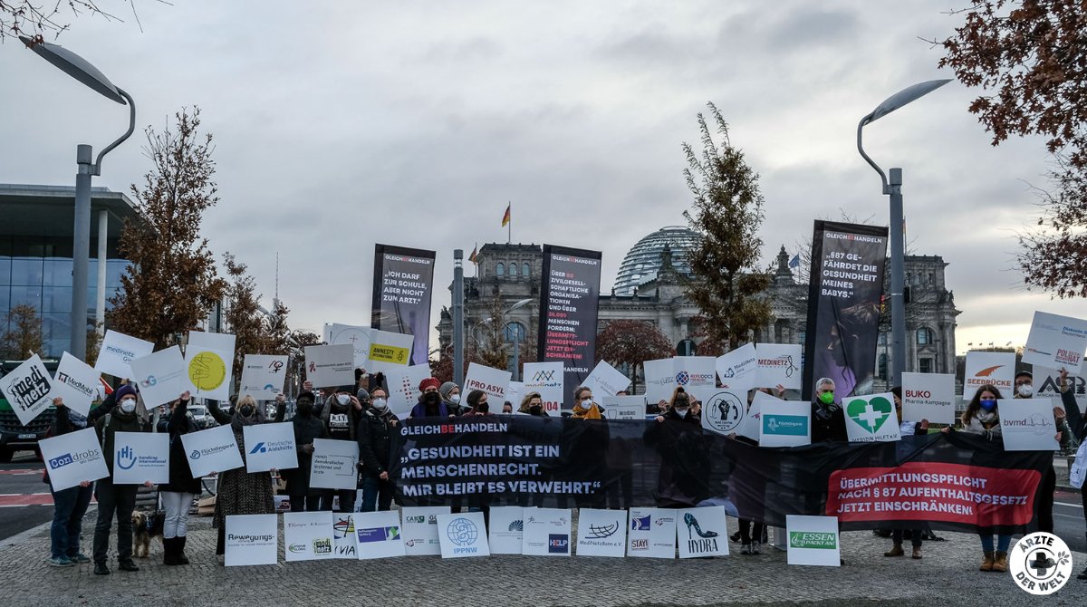 Wir sind heute im Regierungsviertel und verleihen unserer Forderung Nachdruck: Wie die Schulen muss auch das Gesundheitswesen von der Übermittlungspflicht ausgenommen werden, damit alle Menschen ihr Recht auf Gesundheitsversorgung wahrnehmen können! #87behandeln #gleichbehandeln
