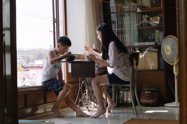 KoreanFilmBiz's tweet photo. [KoBiz News😆]
MOVING ON Wins Best Youth Feature Film at Asia Pacific Screen Awards
#YoonDanbi’s Debut Continues to Score International Acclaim 
👉See more at: https://t.co/A7spdRmFi8 https://t.co/76cn4VTbVM