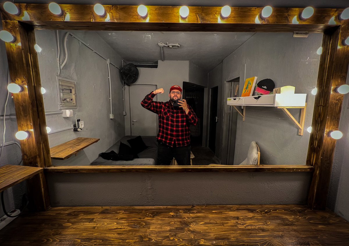 Βρήκα το τούητερ μου από το 2016 !! Ευχαριστώ για το χαμό χθες στη παράσταση στο ΛΟΣΑΝΤΖΕΛΕ !!