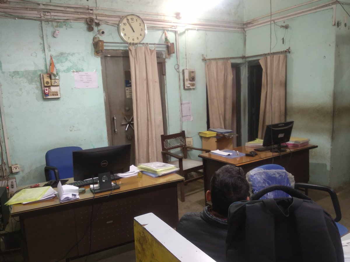 macrov022's tweet photo. @DmSonbhadra Sir.. if there is no one in the bank then why is this Indian bank churk open? It's 11 am still no one is there. https://t.co/dbh62K8c0C