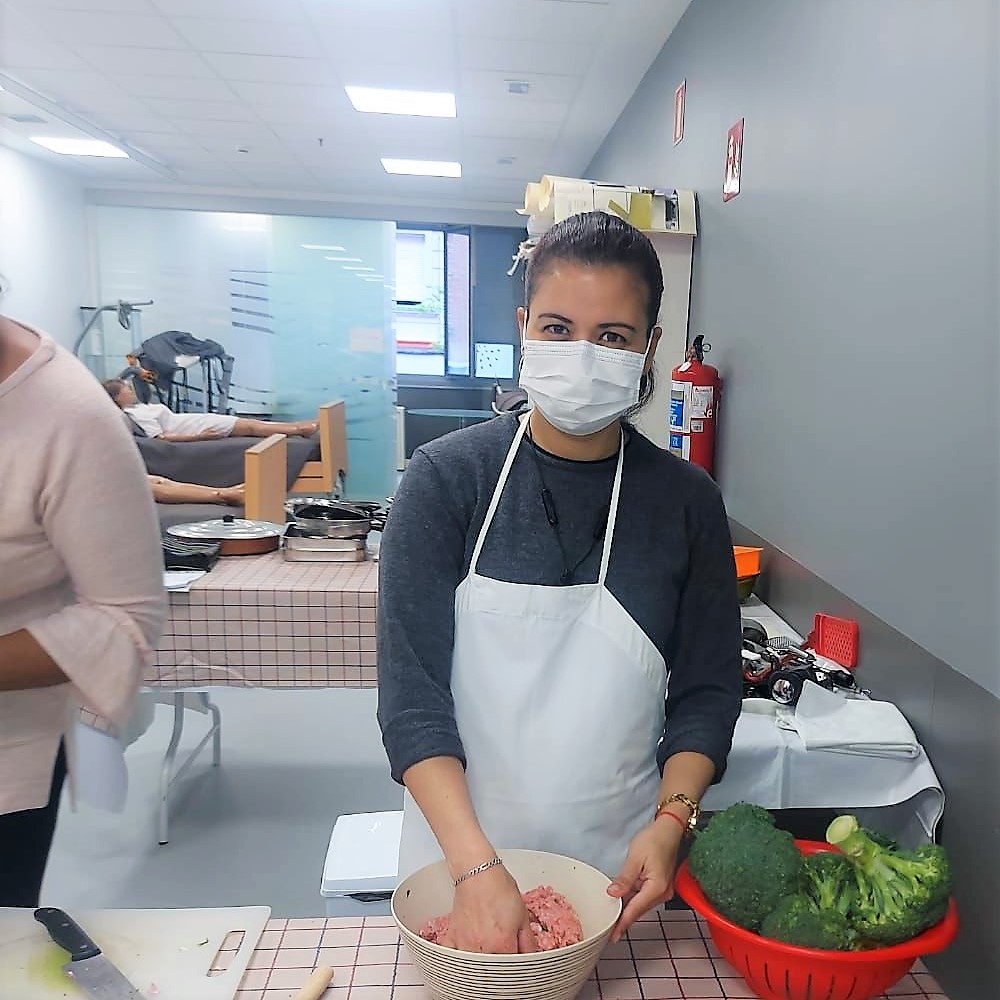 grupo_ssi's tweet photo. En #GrupoSSI disponemos de instalaciones para simular el entorno de una vivienda adaptada.
Durante la formación para obtener el Certificado de Profesionalidad de #Domicilio, nuestro #LivingLab es una parte muy activa: 👁🗨 talleres de cocina
@lanbideejgv #SSITraining #CP https://t.co/toiOIMS1Ky