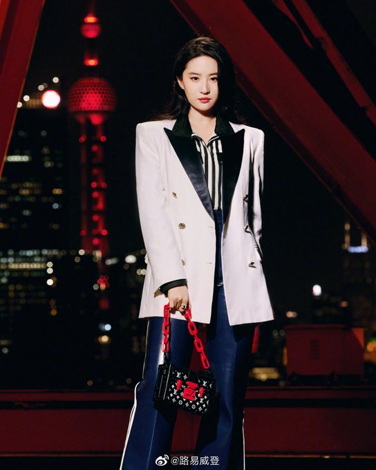 Louis Vuitton Women's Spring-Summer 2022 Show in Shanghai FEdB__mUUAYirhg?format=jpg&name=small