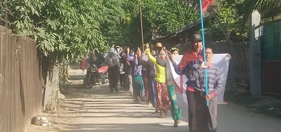 UnimeUnime1's tweet photo. Locals of a village from ShweBo Tsp marched on the streets by chanting revolutionary slogans to protest against Genocidal Dictatorship. LEGALIZATION OF NUG #Nov18Coup #WhatsHappeningInMyanmar https://t.co/flBBkvY3R7