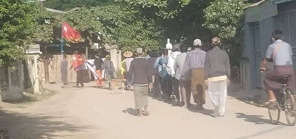 UnimeUnime1's tweet photo. Locals of a village from ShweBo Tsp marched on the streets by chanting revolutionary slogans to protest against Genocidal Dictatorship. LEGALIZATION OF NUG #Nov18Coup #WhatsHappeningInMyanmar https://t.co/flBBkvY3R7