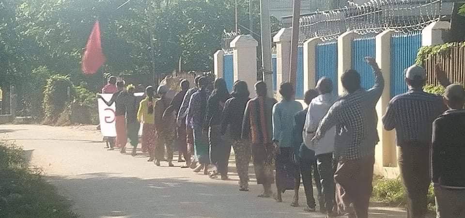 UnimeUnime1's tweet photo. Locals of a village from ShweBo Tsp marched on the streets by chanting revolutionary slogans to protest against Genocidal Dictatorship. LEGALIZATION OF NUG #Nov18Coup #WhatsHappeningInMyanmar https://t.co/flBBkvY3R7