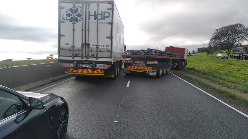 TrafficSA's tweet photo. KZN - N3 South:  2 x truck issues after Lynnfield Park - HEAVY QUEUE  (this one, and another one out of diesel) #N3Upgrades @TrafficSA https://t.co/y7ZKQ5O05V