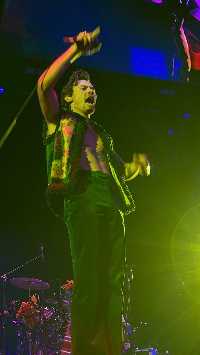 hsdtogethertour's tweet photo. Harry on stage tonight in Inglewood, CA - November 17 (via @watermeIonsvgar) https://t.co/JteSyKqU2d