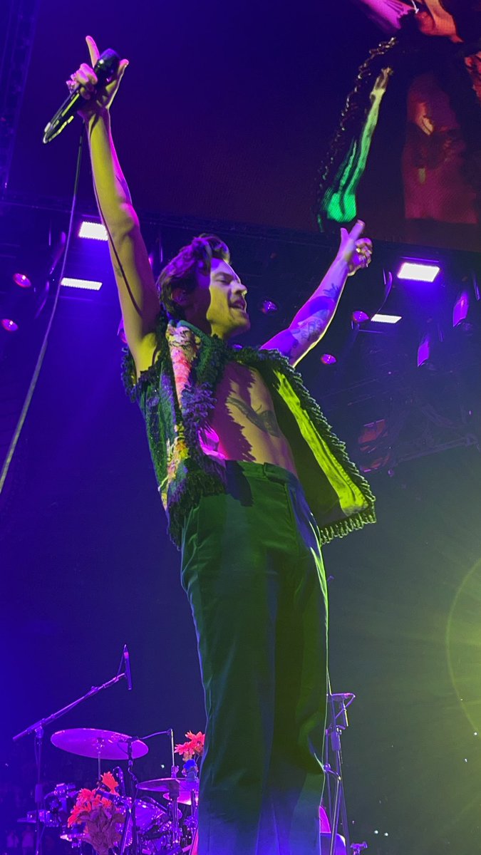 hsdtogethertour's tweet photo. Harry on stage tonight in Inglewood, CA - November 17 (via @watermeIonsvgar) https://t.co/JteSyKqU2d