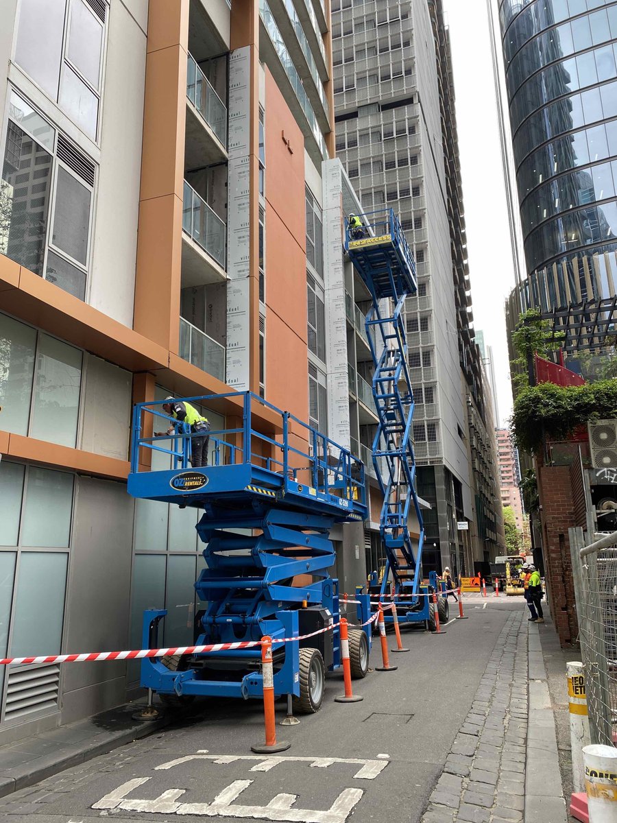 CladdingSafeVic's tweet photo. Cladding removal work is underway at this 31 storey apartment building in Melbourne. #claddingsafety https://t.co/RqH6fDX7b8