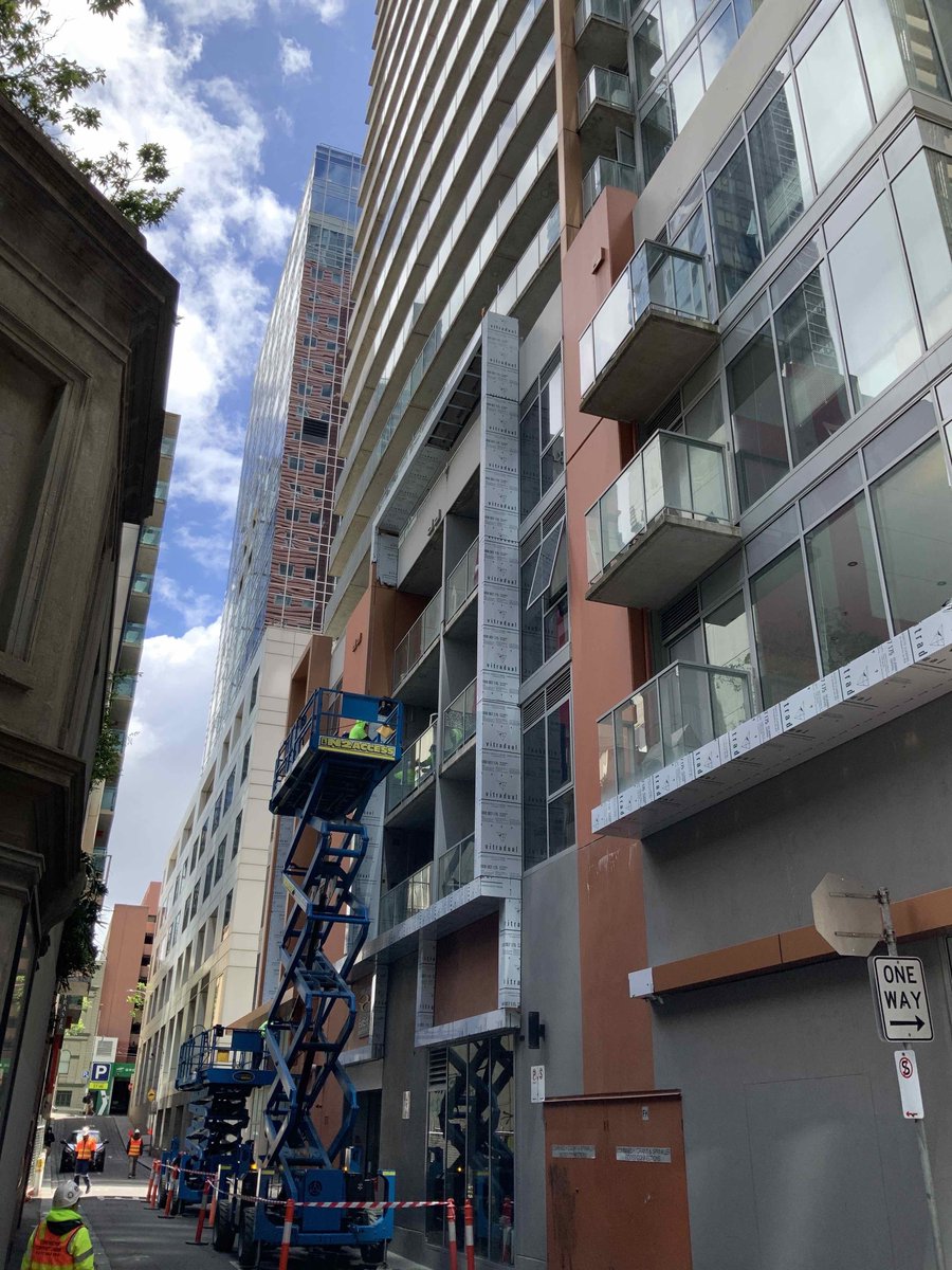 CladdingSafeVic's tweet photo. Cladding removal work is underway at this 31 storey apartment building in Melbourne. #claddingsafety https://t.co/RqH6fDX7b8