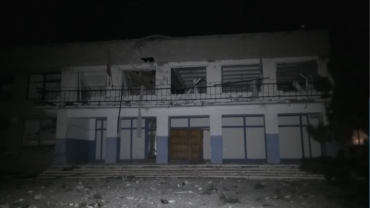 LyashenkoVL's tweet photo. Город Первомайск (ЛНР) сегодня ночью. Городской колледж. Терпения всем жителям! 

#ЛНР #Первомайск #Россия #Обстрел https://t.co/XGuJ3M1L67