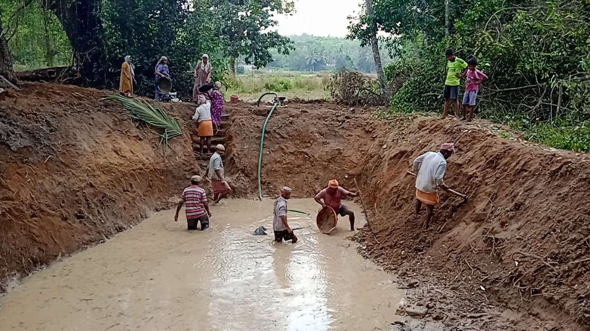 ಉಡುಪಿ ಜಿಲ್ಲೆಯ ಉಡುಪಿ ತಾಲೂಕಿನ ಕುಕ್ಕೆಹಳ್ಳಿ ಗ್ರಾಮ ಪಂಚಾಯತ್ ವ್ಯಾಪ್ತಿಯಲ್ಲಿ ಈ ಬಾರಿ #ನರೇಗ ಯೋಜನೆಯಡಿ ಕೆರೆ ಹೂಳೆತ್ತುವ ಕಾಮಗಾರಿ ನಡೆದಿದ್ದು ಕಾಮಗಾರಿಯ ಮೊದಲ, ಕಾಮಗಾರಿ ಹಂತದ ಮತ್ತು ಕಾಮಗಾರಿಯ ನಂತರದ ಚಿತ್ರಗಳು. #NREGA <a href="/ZPUdupi/">Udupi Zilla Panchayat</a>