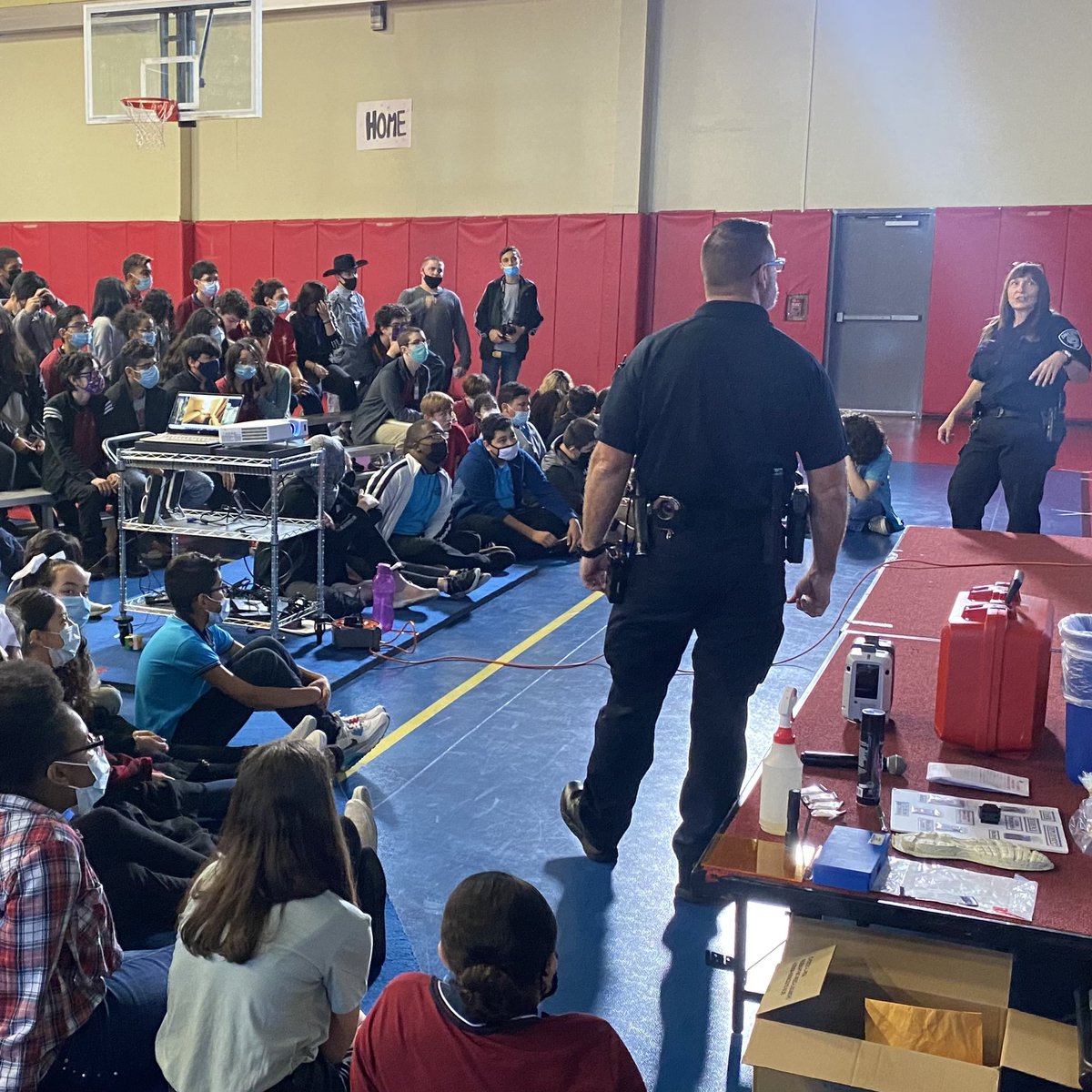 SSTmaincampus's tweet photo. On Nov.16th our students had a great opportunity to attend a Crime Scene Unit presentation &amp; also enjoyed speaking with the SAPD officers about their daily services &amp; duties. Special thanks to Crime Scene Unit Officer McDaniel for such amazing presentation &amp; visiting our campus! https://t.co/VxIDVrP1Q6