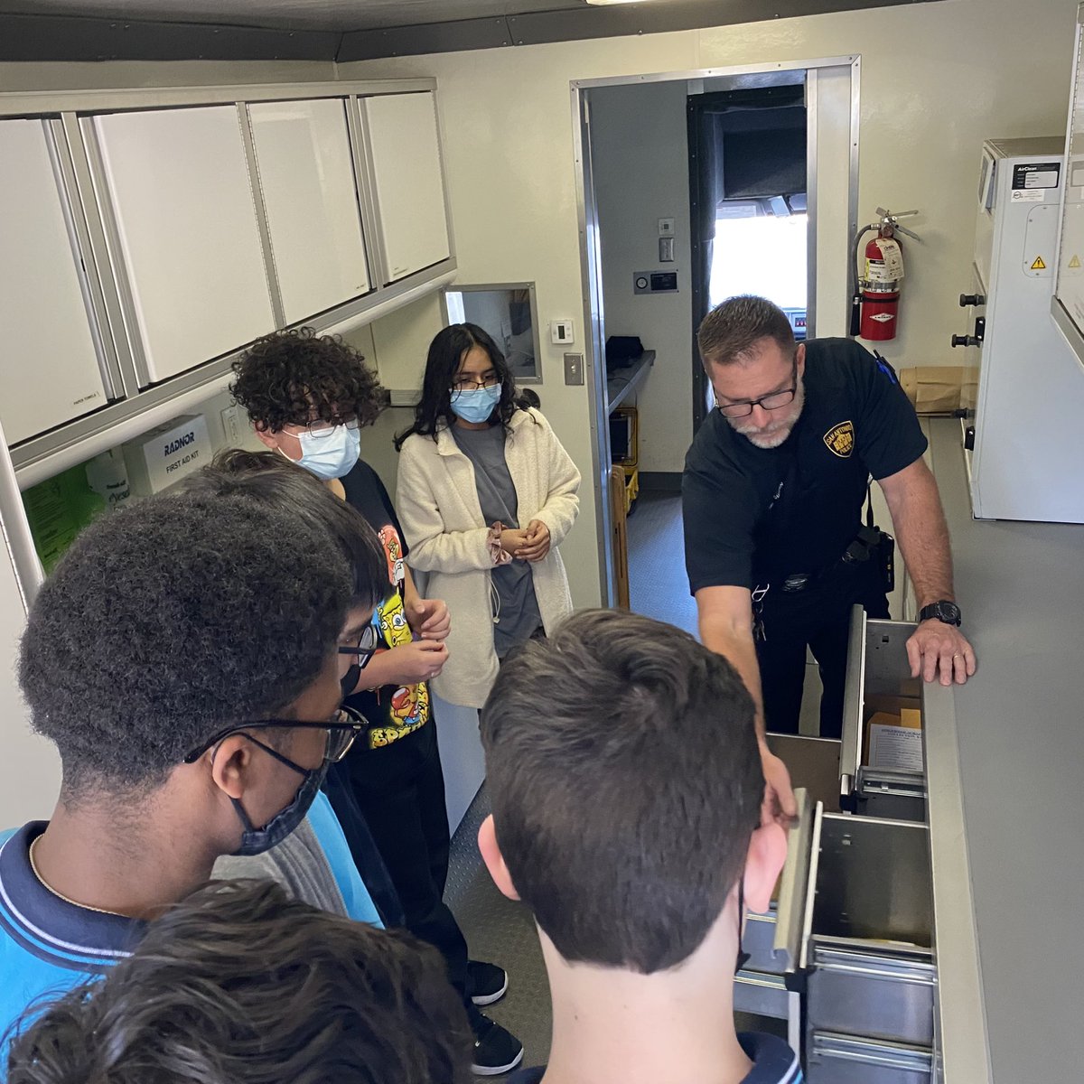 SSTmaincampus's tweet photo. On Nov.16th our students had a great opportunity to attend a Crime Scene Unit presentation &amp; also enjoyed speaking with the SAPD officers about their daily services &amp; duties. Special thanks to Crime Scene Unit Officer McDaniel for such amazing presentation &amp; visiting our campus! https://t.co/VxIDVrP1Q6